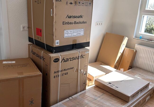 Raum mit vollen Paketen für den Küchenaufbau