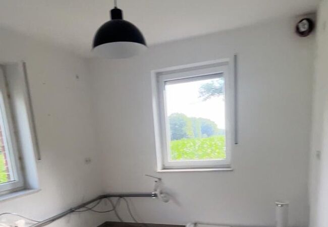 Raum mit Vorbereitung für neue Leitungen um neue Küche aufzubauen